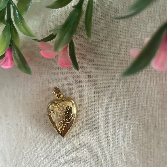 ROMANTIC Gold Heart Pendant - Picture 6 of 9